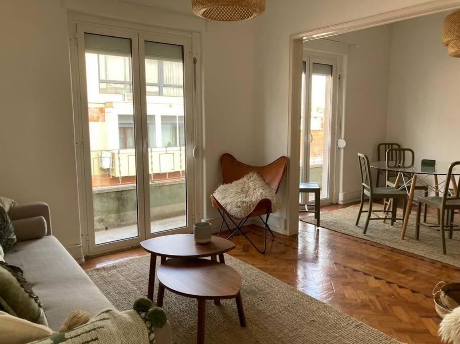 Apartamento Bem Localizado Para Familias & Amigos Apartment Lisbon Luaran gambar