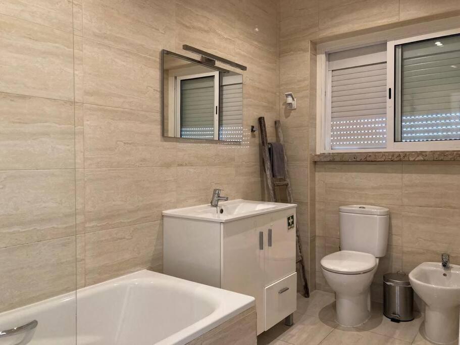 Apartamento Bem Localizado Para Familias & Amigos Apartment Lisbon Luaran gambar